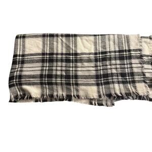 ModCloth Women’s Blanket Scarf Black and White Worn Once, Excellent Condition!